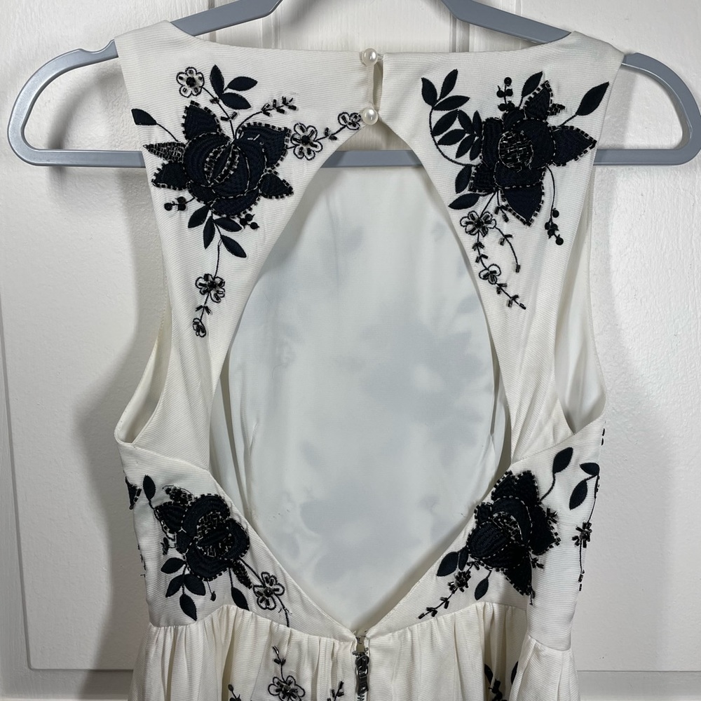 Alice+Olivia White Black Beaded Silk Dress Sz 4 - Picture 6 of 11